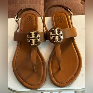 Tory Burch Bryce/Chelsea Tan Leather Sandals with Gold Logo size 9 NEW